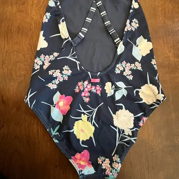 GENTLY USED GIRL'S ROXY BEAUTIFUL FLORAL BATHING SUIT, SIZE 10